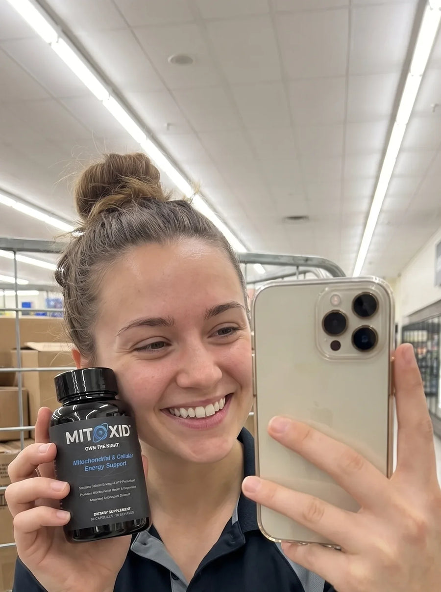 Customer photo: a supermarket night stacker holding the Mitoxid bottle, mirror selfie in the aisle