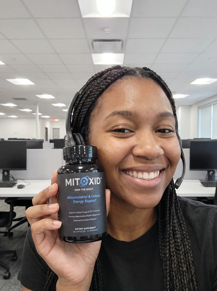 Customer photo: a call centre worker in a headset holding the Mitoxid bottle on the overnight floor